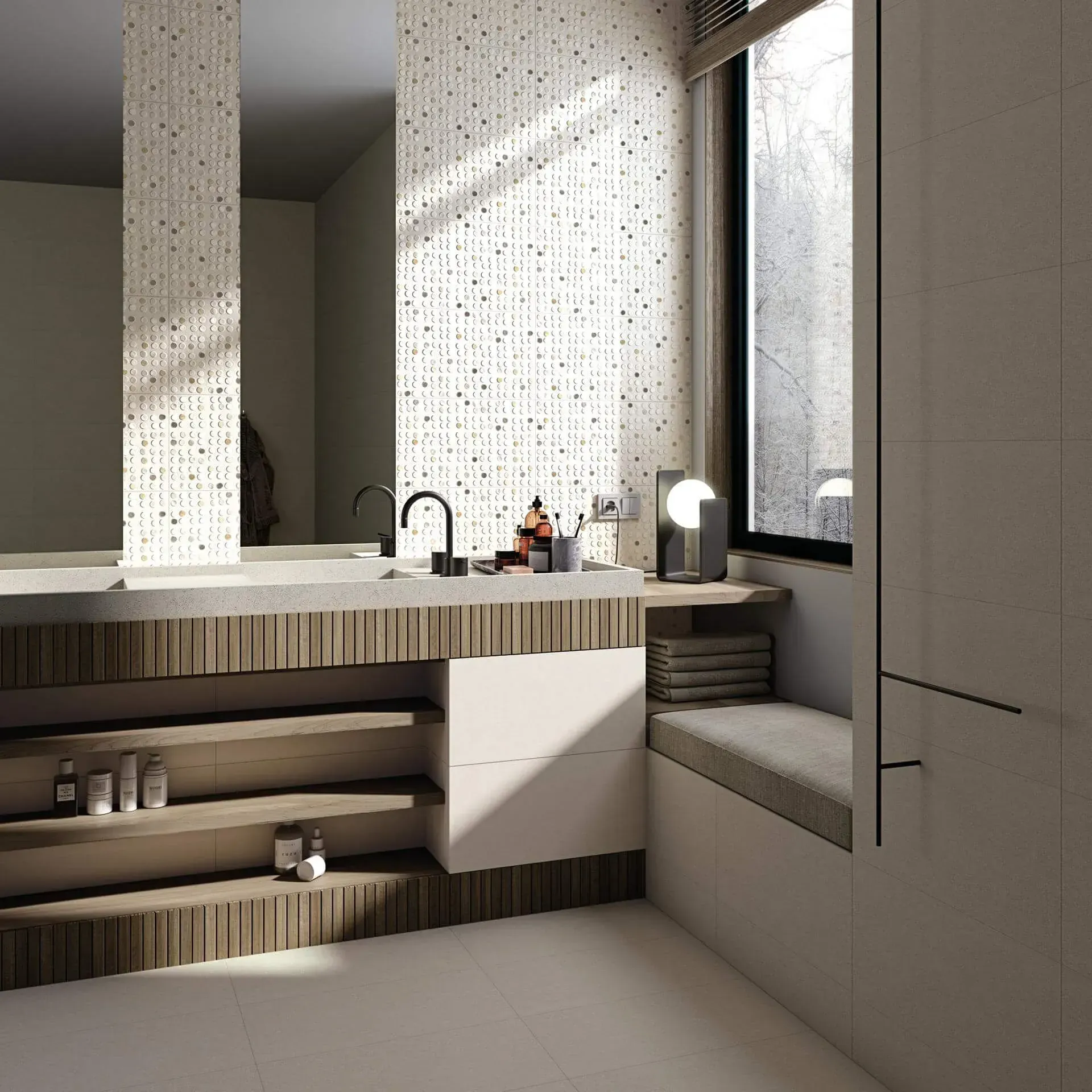 Baño moderno con tocador de madera texturizada, espejo grande y ventana con asiento incorporado.