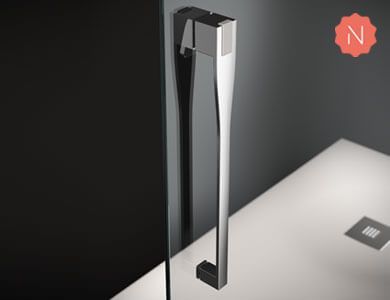 Manija cromada para puerta de ducha sobre vidrio. Fondo blanco y negro. Logotipo 
