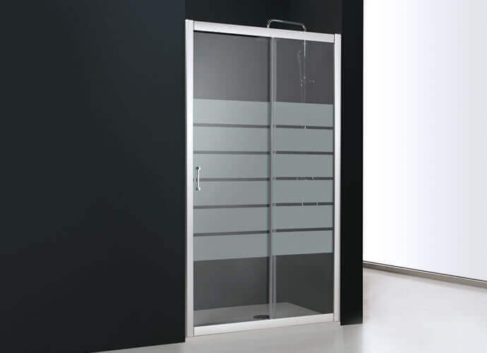 Puerta de ducha corrediza de vidrio con rayas horizontales esmeriladas, en un baño moderno.