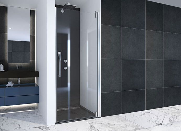 Cabina de ducha moderna con puerta negra, suelo de mármol y pared de azulejos.