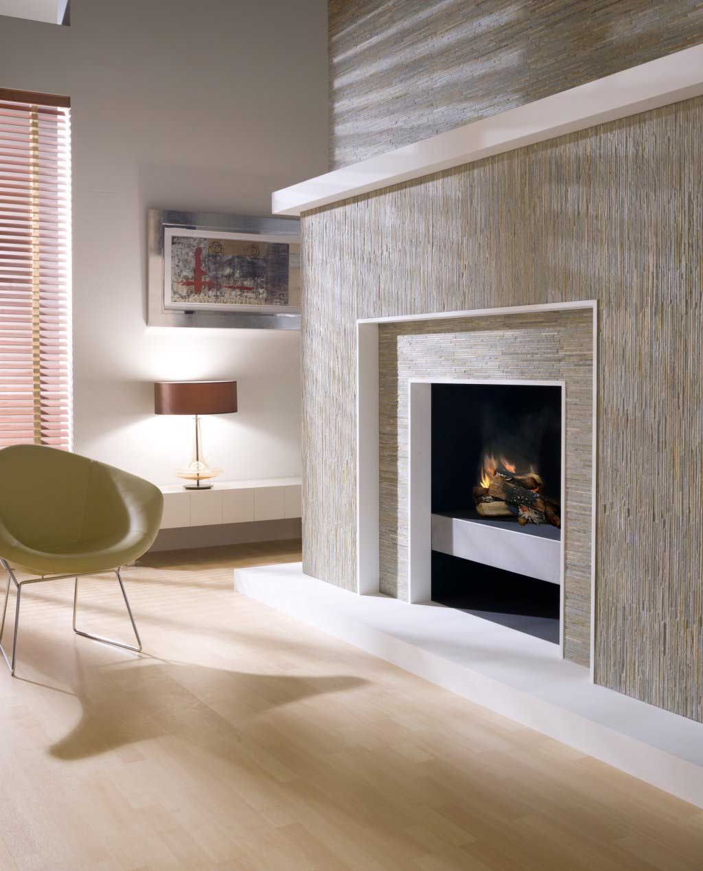 Chimenea con pared texturizada, TV incorporada, sillón moderno y persianas de madera.