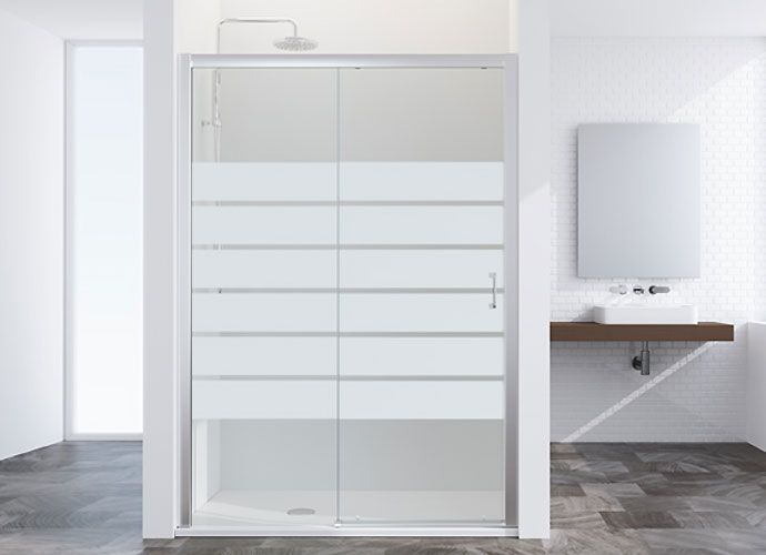 Puerta de ducha moderna con rayas horizontales esmeriladas, marco blanco, en un baño.