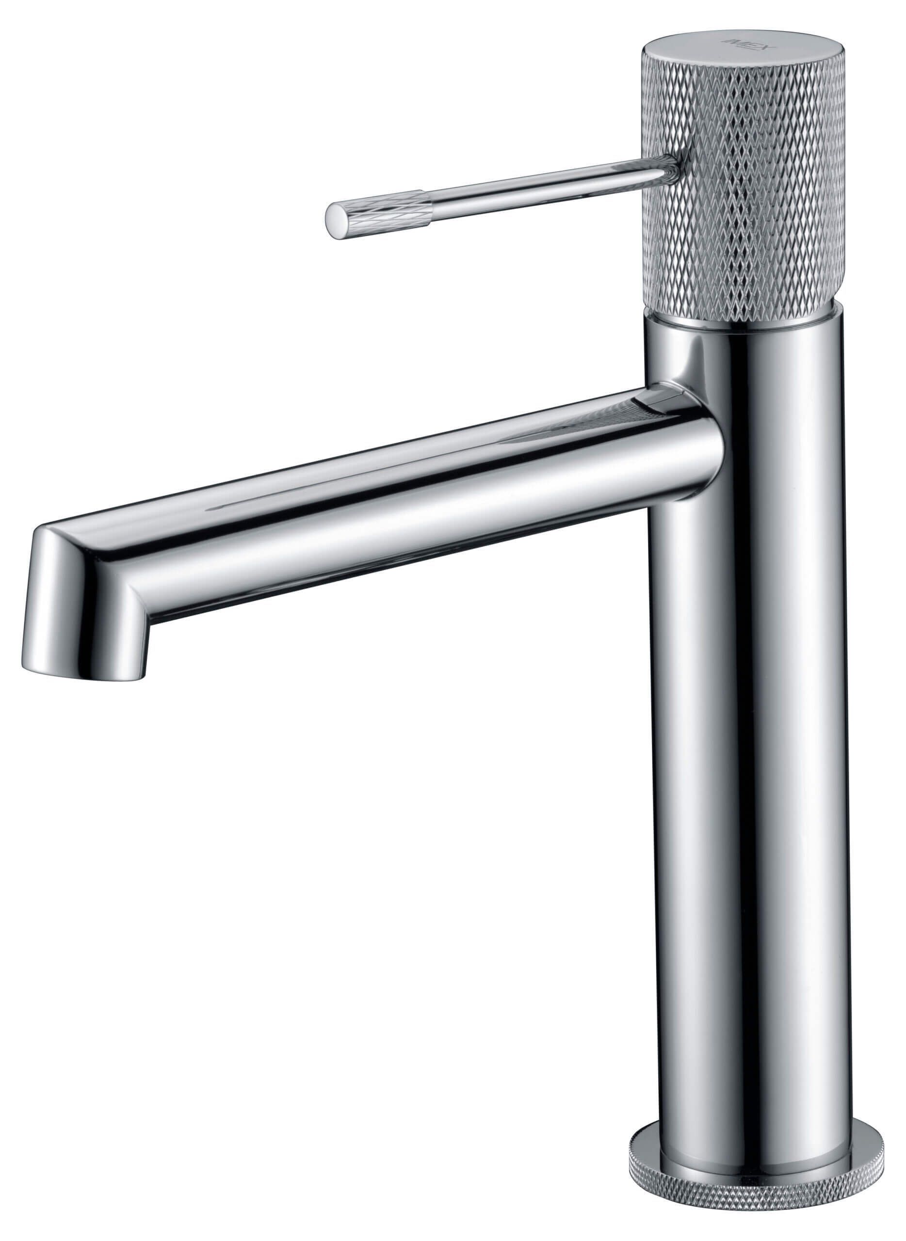 Grifo con acabado cromado, palanca y base texturizadas; caño de agua inclinado hacia la izquierda.