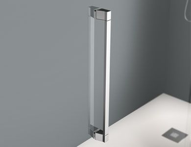 Manija de puerta de ducha cromada sobre una base de ducha blanca en una cabina de ducha gris.