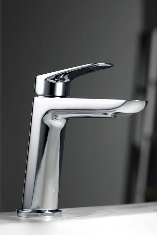 Grifo cromado de diseño suave y moderno.