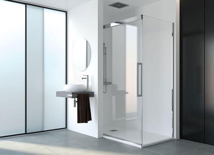 Baño moderno con ducha de cristal, lavabo y gran ventanal esmerilado. Tonos blancos y grises.