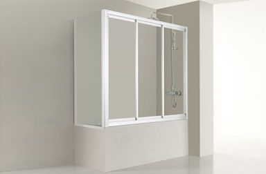 Mampara de ducha blanca con puertas corredizas de cristal, instalada encima de una bañera.