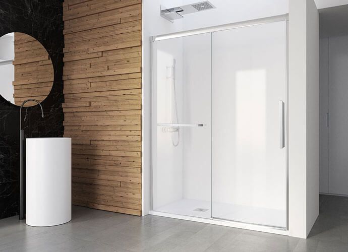 Ducha blanca moderna con puerta corrediza de vidrio, en un baño con pared decorativa de madera y lavabo con pedestal.