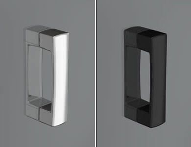 Dos manijas de puerta modernas, una plateada y otra negra, montadas sobre una superficie gris.
