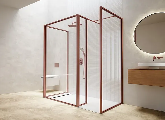 Baño moderno con ducha abierta con marco rojo, banco de ducha, espejo redondo y tocador de madera.