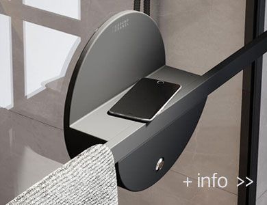 Estante negro con un teléfono y una toalla en una ducha moderna.