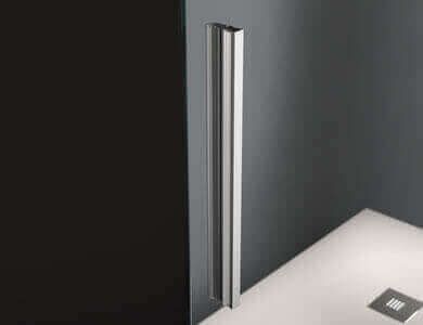 Manija de puerta de ducha plateada sobre una pared gris oscuro, piso de ducha blanco con desagüe.