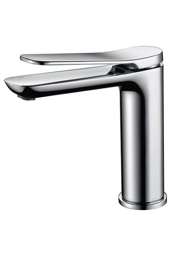 Grifo de baño cromado, de elegante diseño con una sola palanca, sobre fondo blanco.