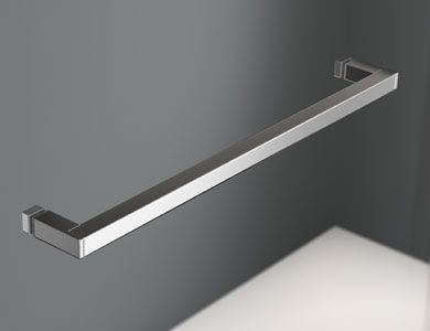 Tirador de puerta de ducha rectangular plateado contra una pared gris.