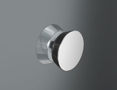 Pomo de puerta cromado, manija circular con base biselada.