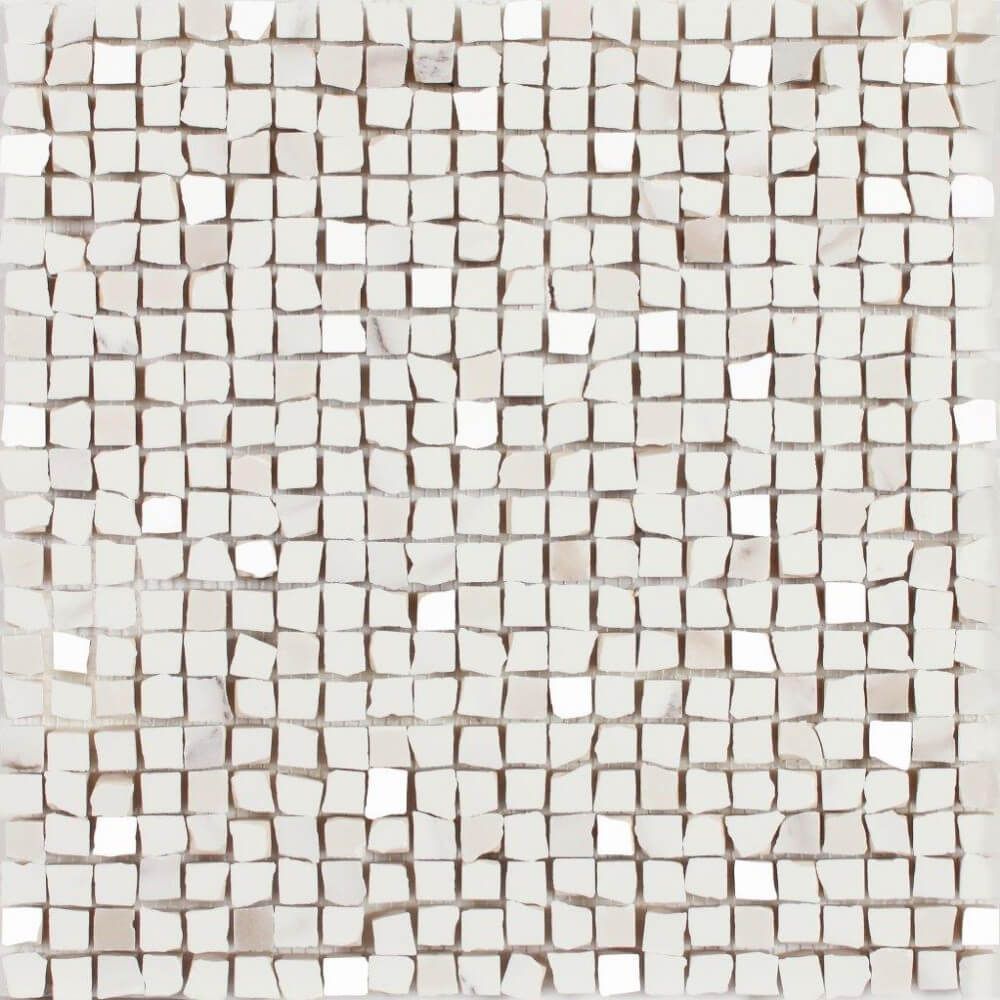 Patrón de mosaico de color blanco y beige; azulejos cuadrados con bordes irregulares.