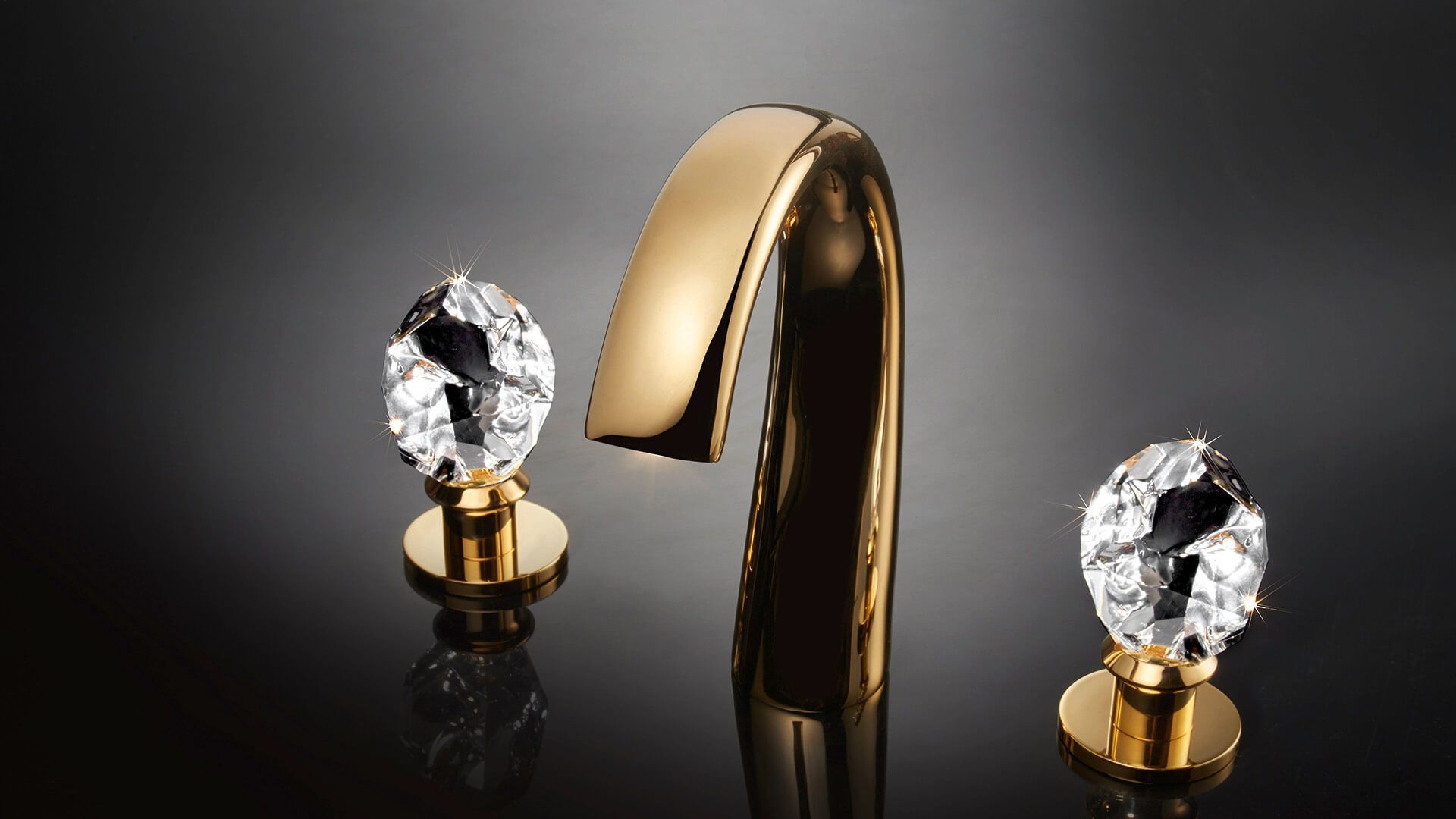 Grifo dorado con manijas de cristal. Fondo oscuro.