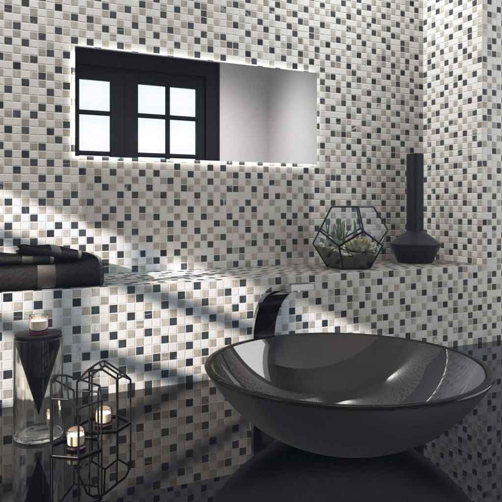 Baño con azulejos de mosaico en blanco y negro, lavabo negro y espejo.