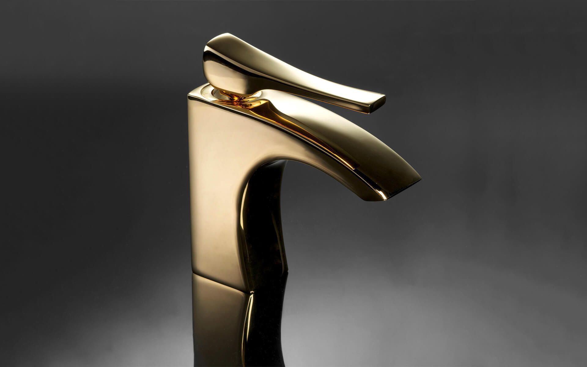 Grifo moderno de color dorado sobre fondo gris oscuro.