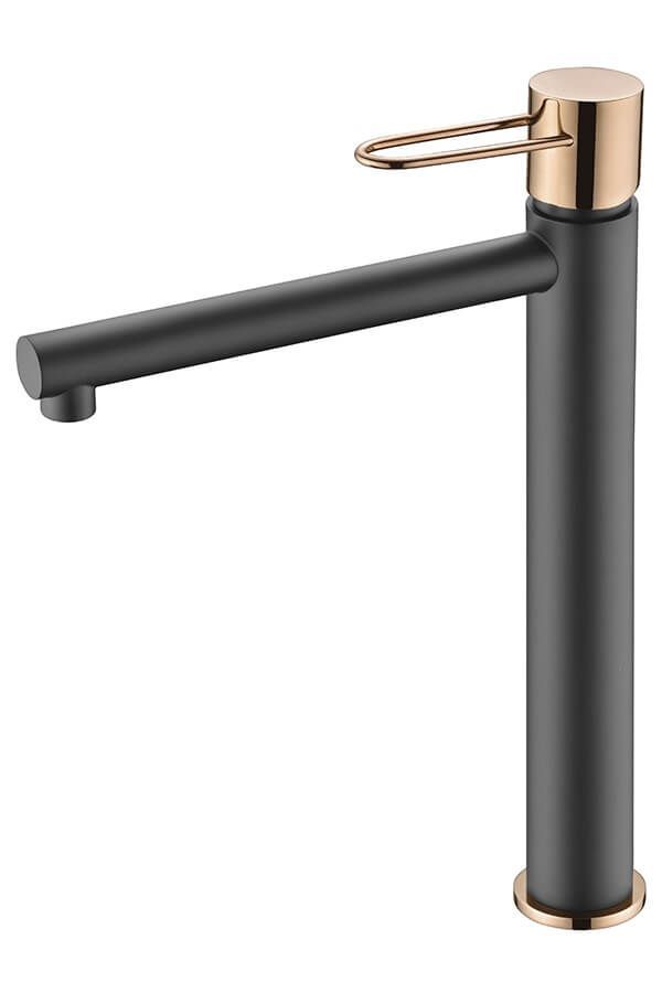 Grifo negro y dorado con caño alto y manija tipo aro.