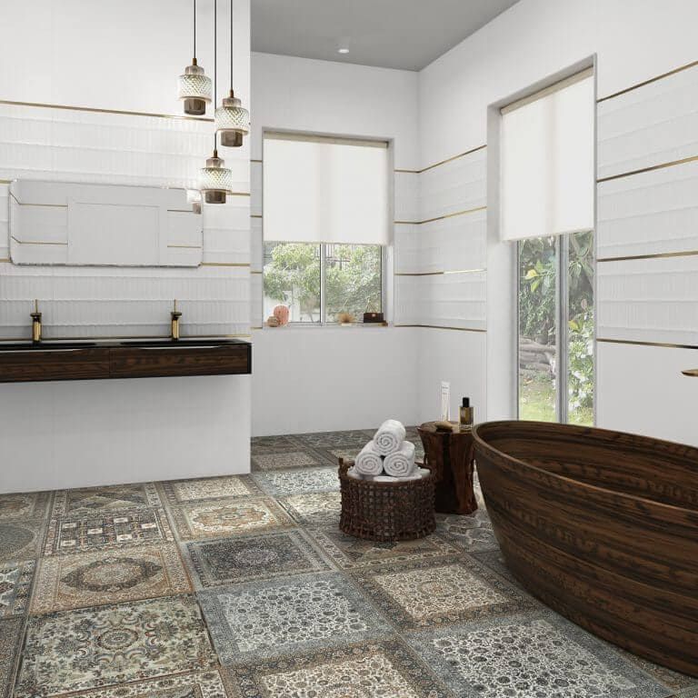 Baño con piso de baldosas estampadas, bañera de madera, tocador flotante y ventanas con persianas neutrales.