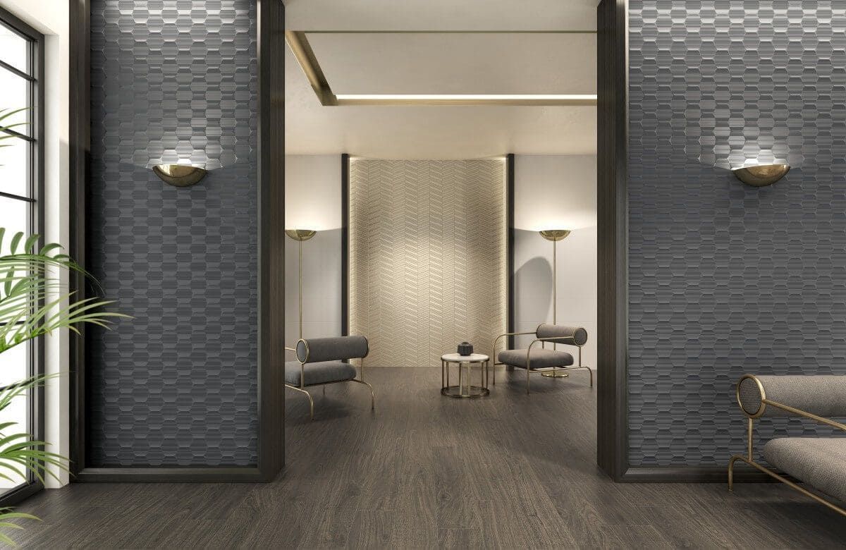 Las paredes texturizadas de color gris oscuro enmarcan un interior elegante con pisos de madera, sillas e iluminación suave.