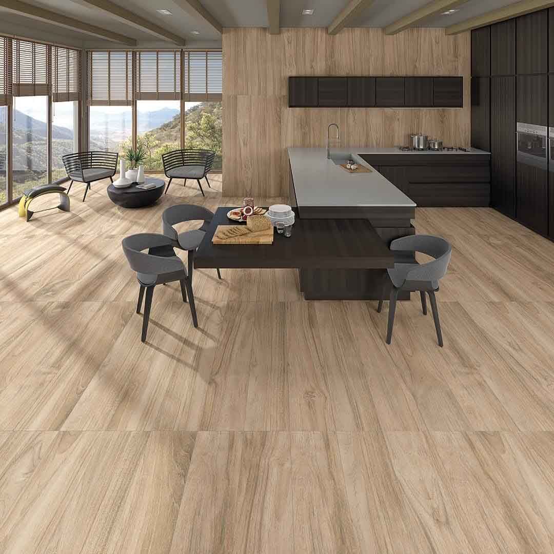 Cocina moderna con pisos de madera clara, una mesa oscura con sillas y gabinetes.