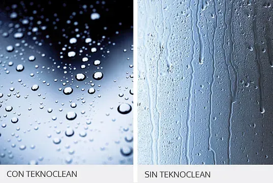 Comparación de superficies de vidrio: una tratada (Teknoclean) con gotas redondeadas, otra sin tratar, con vetas de agua.