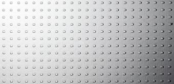 Superficie de metal plateado con protuberancias circulares elevadas y espaciadas uniformemente.