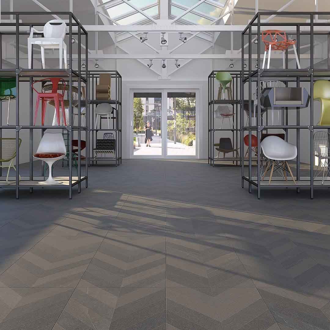 Interior de una tienda de muebles con sillas exhibidas en estantes de metal y una vista de una entrada exterior.