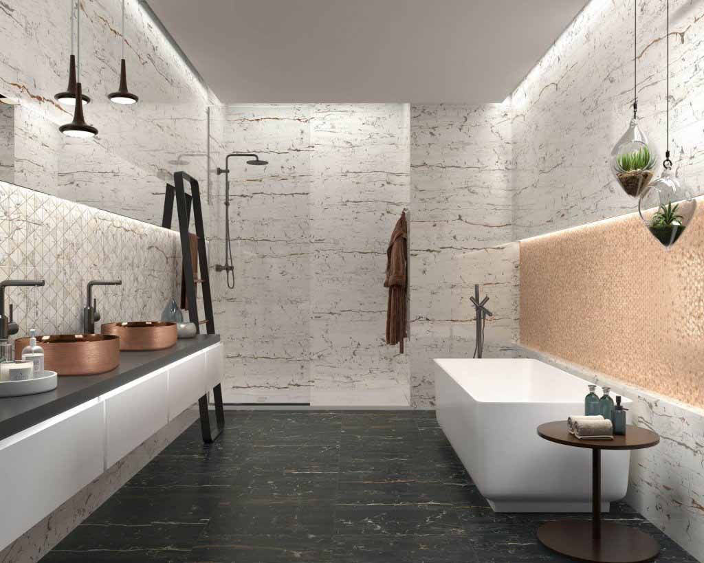 Baño moderno con detalles en cobre, bañera blanca, paredes de mármol, piso oscuro y plantas colgantes.