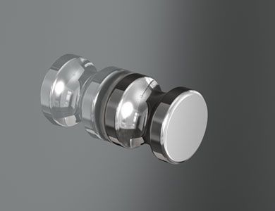 Pomo de puerta de cristal transparente y cromo brillante sobre fondo gris degradado.