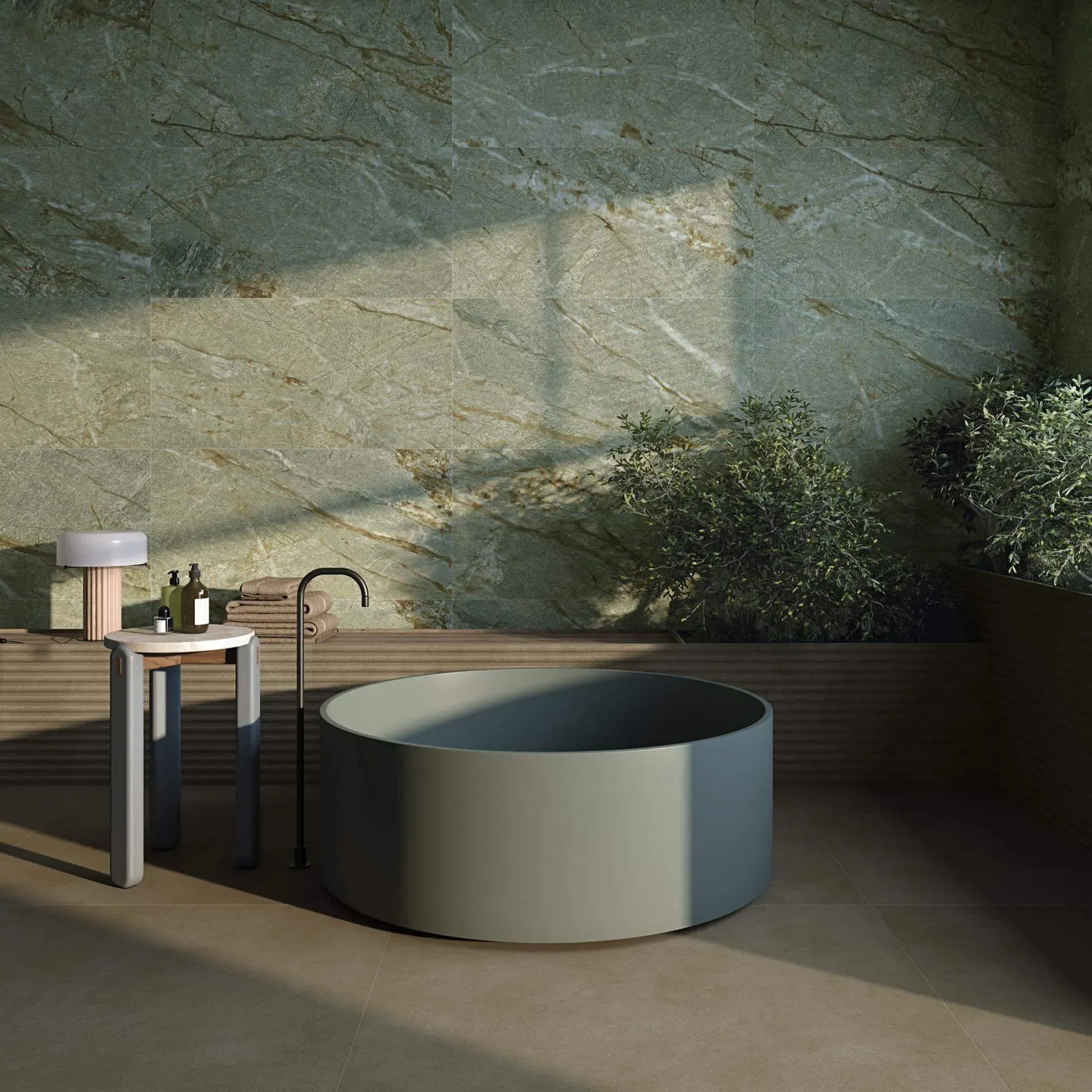 Un moderno baño exterior con bañera redonda. Paredes de piedra verde y plantas. Luz solar suave.