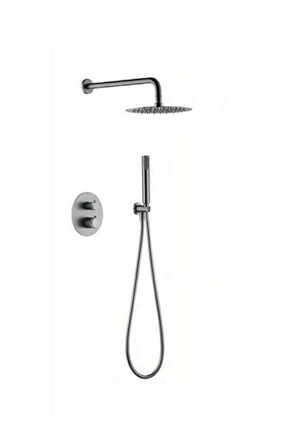 Cabezal de ducha cromado con rociador de mano y válvula de control.