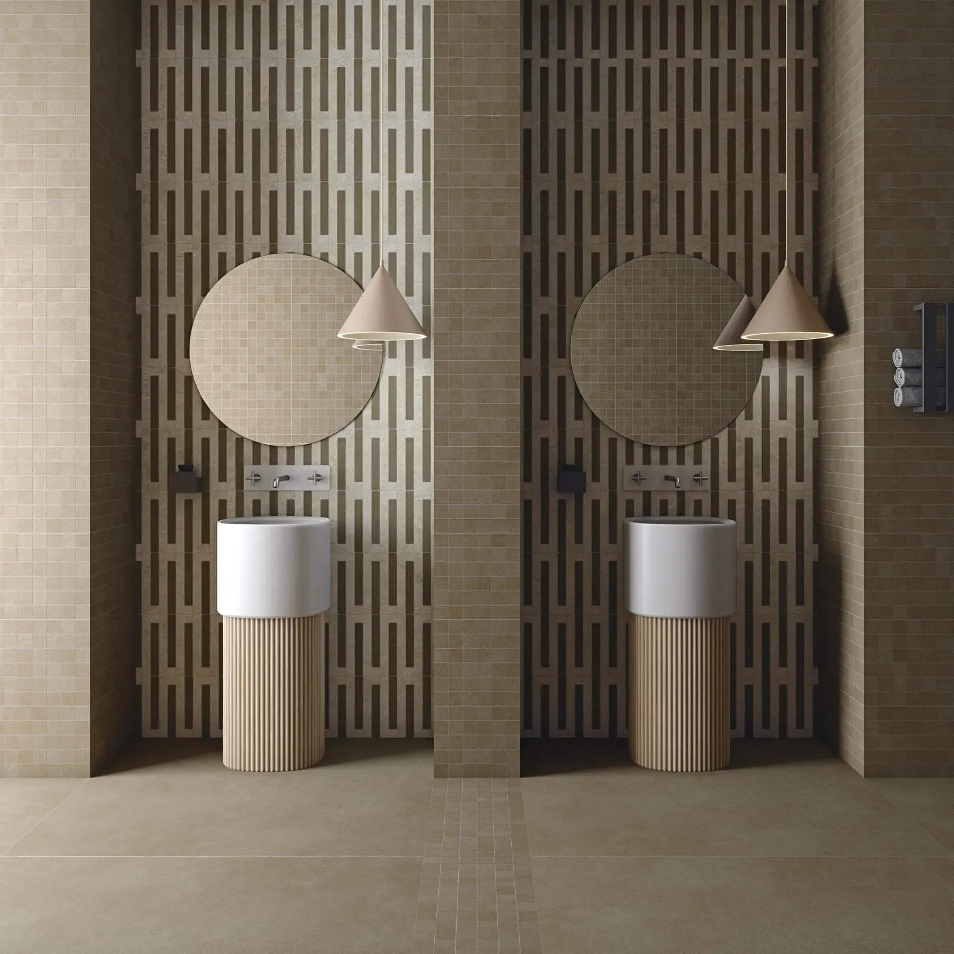 Baño con dos lavabos, espejos redondos y pared con motivos geométricos. Predominan los tonos tierra.