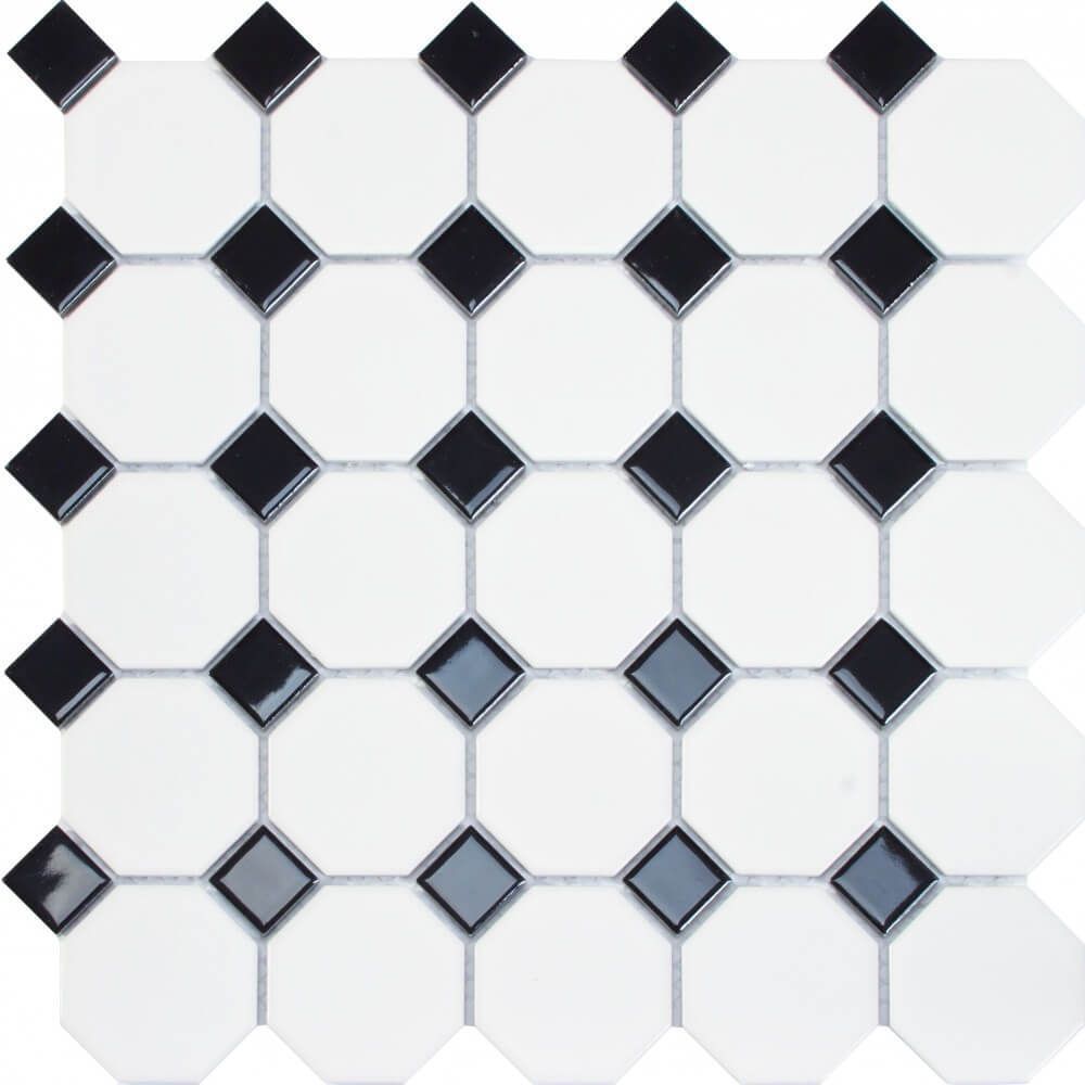Patrón de mosaico octogonal y en forma de diamante en blanco y negro con lechada gris.