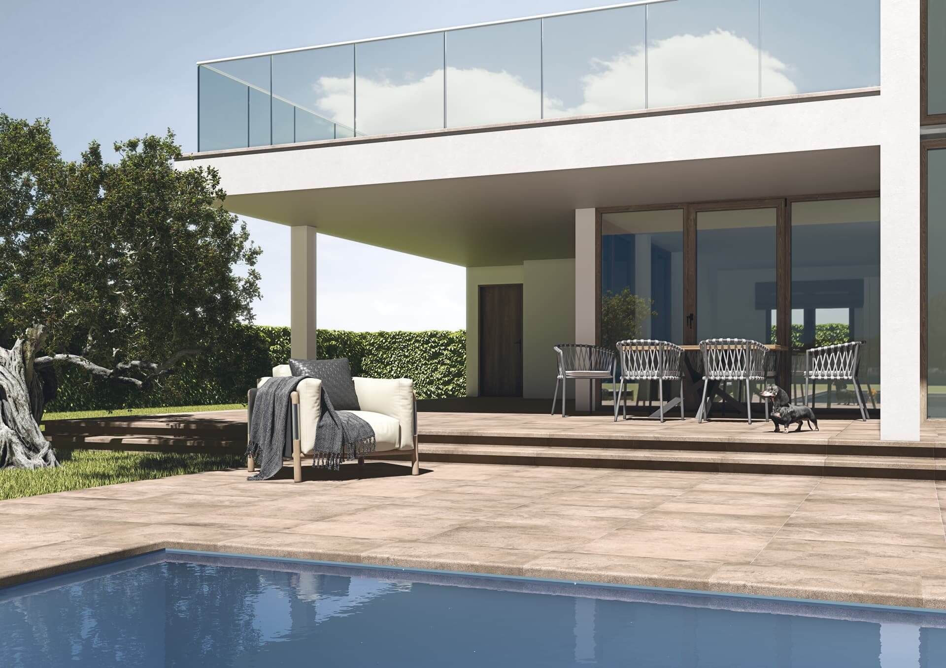 Casa moderna con piscina, patio amueblado y balcón con barandilla de cristal. Espacio exterior soleado.