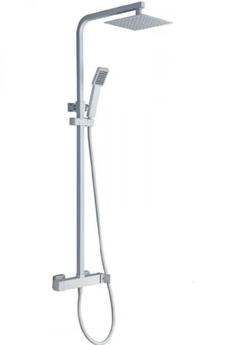 Sistema de ducha plateado con cabezal de ducha cuadrado y cabezal de ducha de mano.