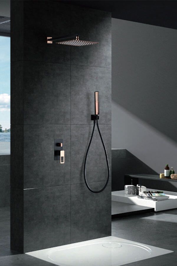 Ducha moderna con pared de azulejos gris oscuro y accesorios de oro rosa.