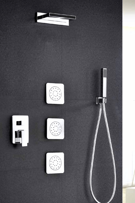 Moderno artefacto de ducha con ducha de lluvia, chorros corporales y ducha de mano sobre azulejos oscuros.