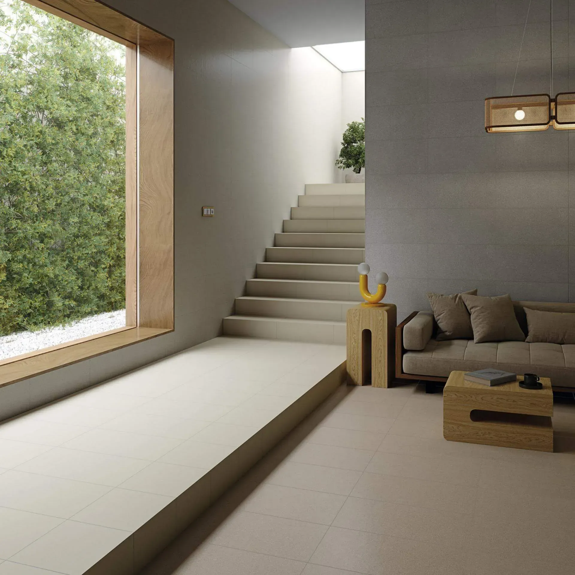 Interior moderno con escalera, sofá y un gran ventanal con vistas a la vegetación. Combinación de colores beige y gris.
