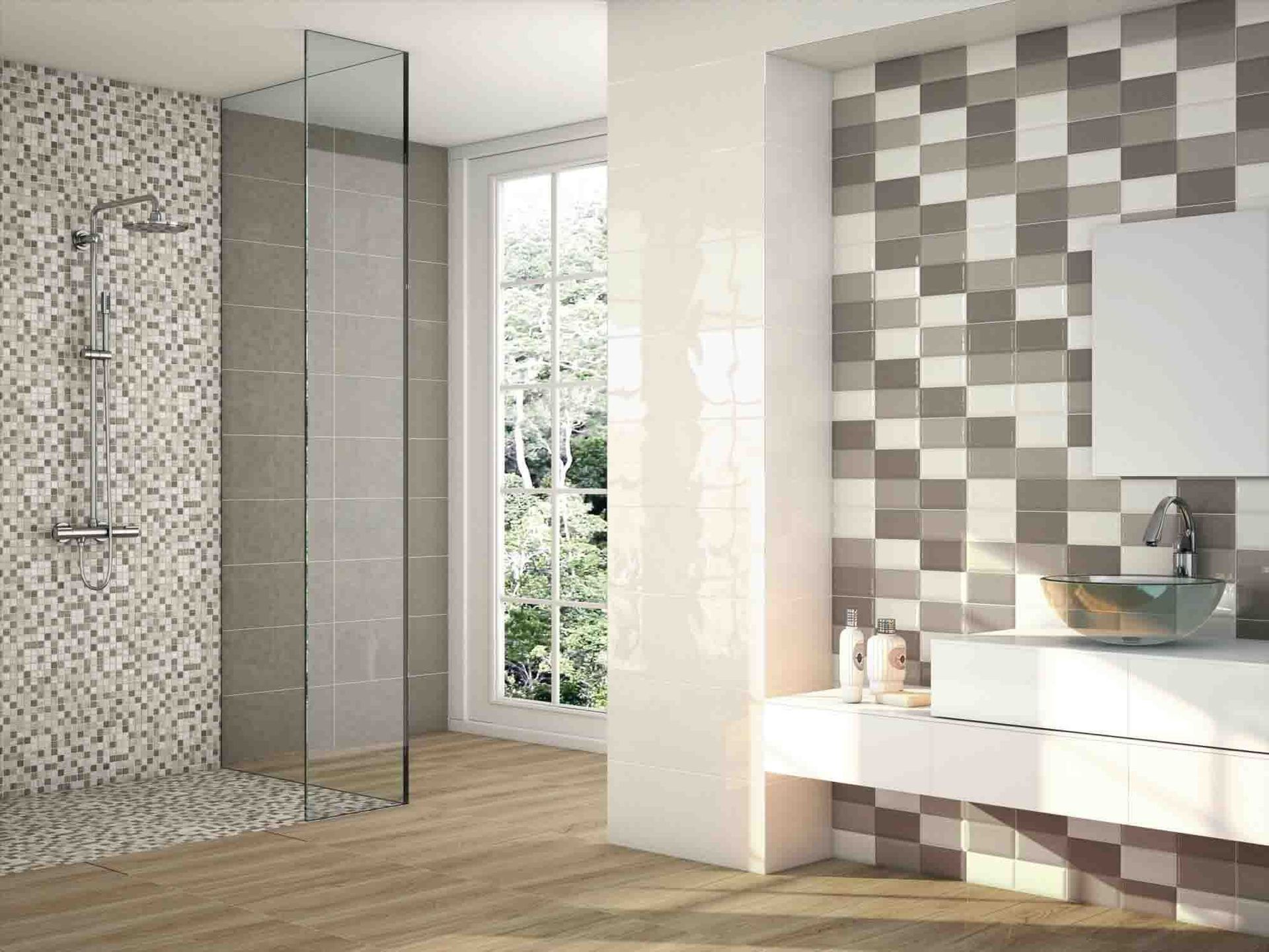 Baño moderno con paredes de mosaico y azulejos cuadrados, ducha de cristal y suelo imitación madera.