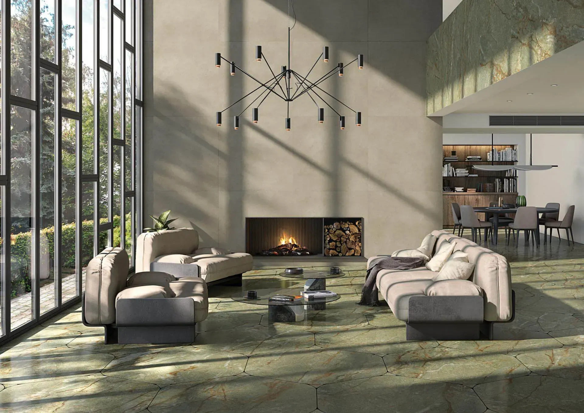 Moderna sala de estar con sofás neutros, chimenea y grandes ventanales con vistas a la vegetación.