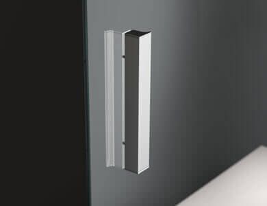 Manija de puerta de ducha plateada sobre una pared gris.