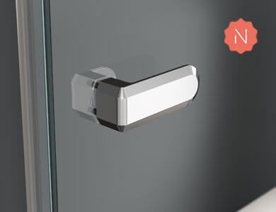 Manija de puerta de ducha cromada sobre pared gris con logotipo 