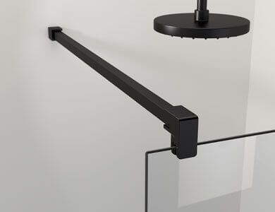 Barra de apoyo blanca en una puerta de ducha, montada en una pared gris oscuro junto a un piso de ducha blanco.