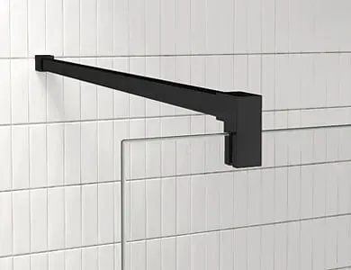 Barra de soporte para puerta de ducha de color negro montada en pared de azulejos blancos.