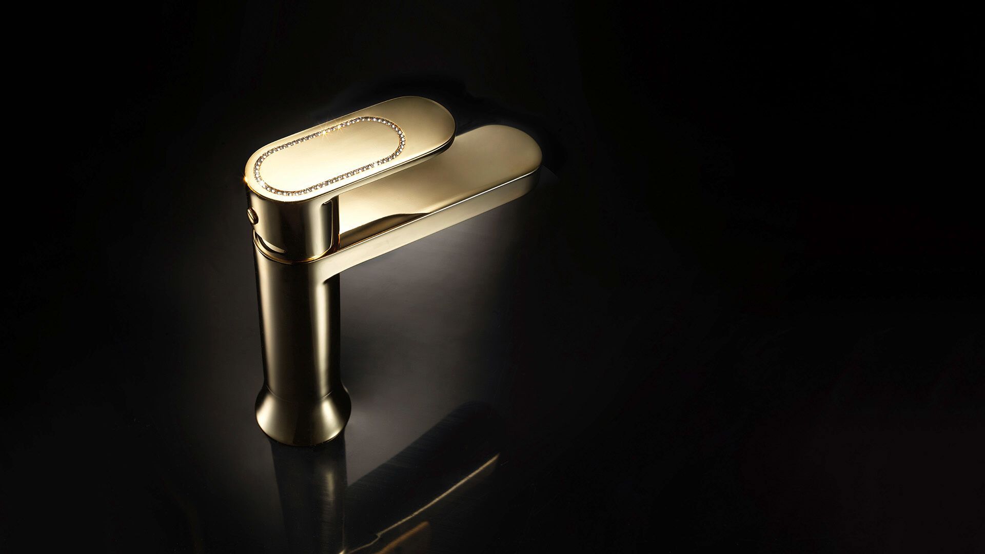 Grifo de color dorado sobre una superficie reflectante oscura.