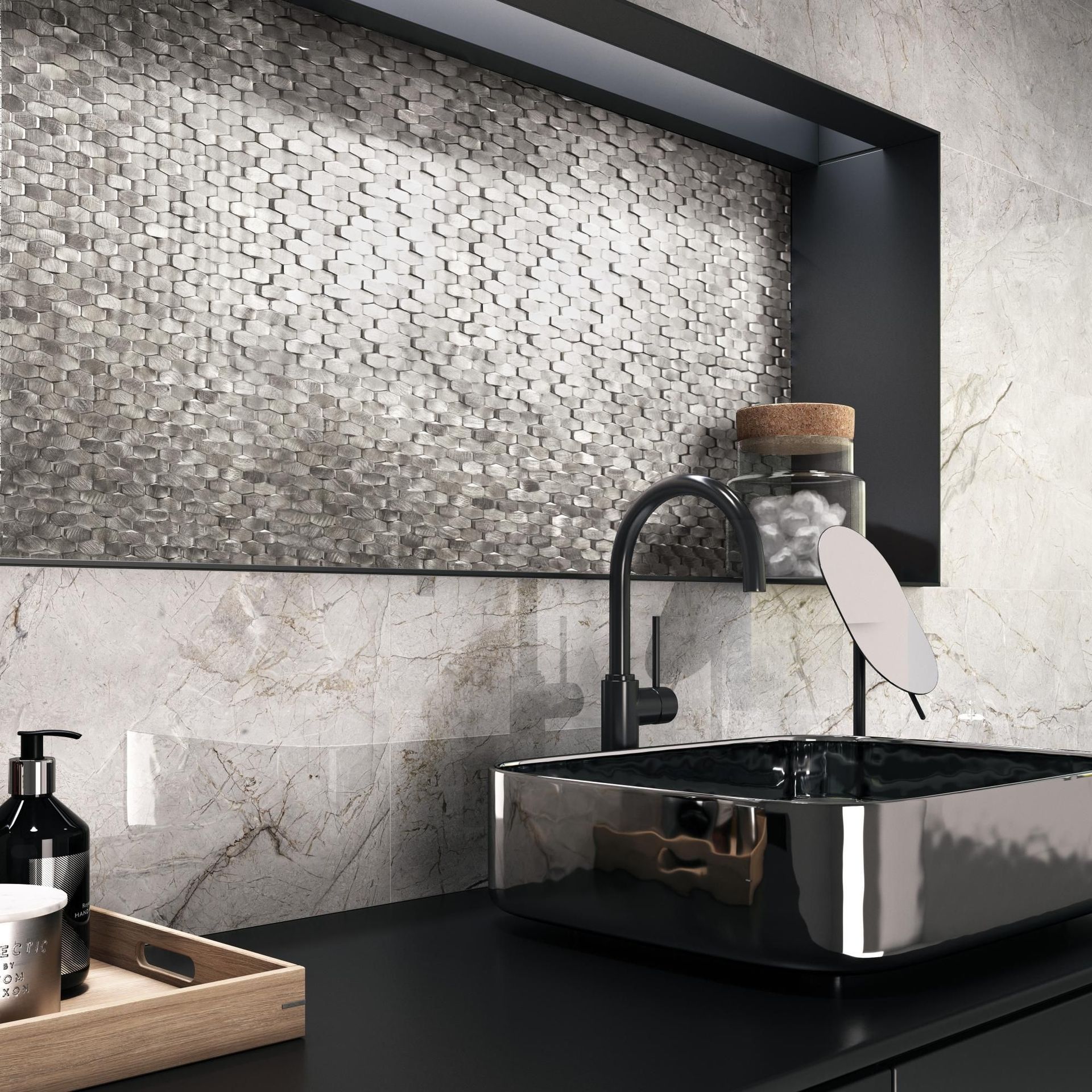 Lavabo de baño con encimera negra, grifo y salpicadero de mosaico.