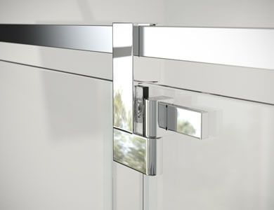 Herrajes para puerta de ducha cromados, panel de vidrio fijado a un riel, montado en una pared blanca.